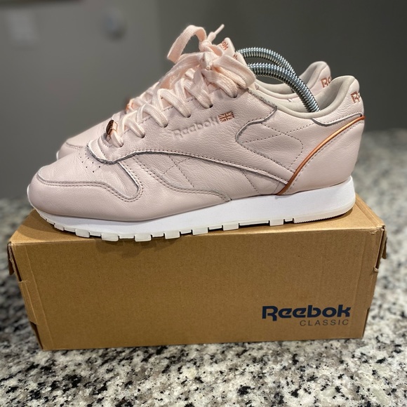 Womens Reebok Classics - Picture 3 of 10